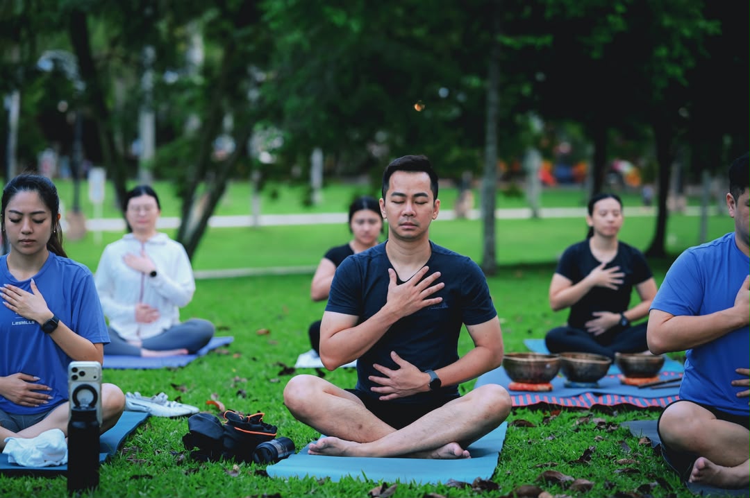 9/8 Rise & Flow | Morning Yoga in the park